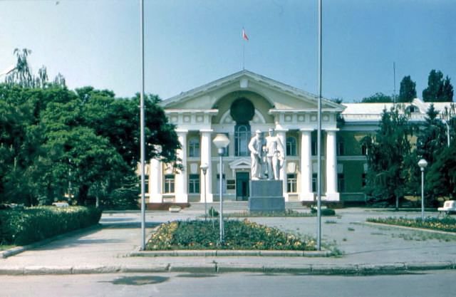 Город
